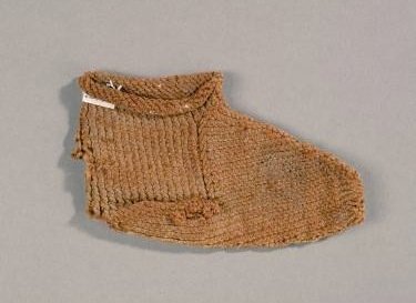 DrNWillburger's tweet photo. An adorable late #Roman/early #Byzantine infant's #sock or #bootee (length 11,5 cm). 
Made of wool, nalbinding technique (single needle looping).

Found in #Egypt, dating 4th/5th century AD.

Photo: Royal Ontario Museum https://t.co/p2POnVlQHN