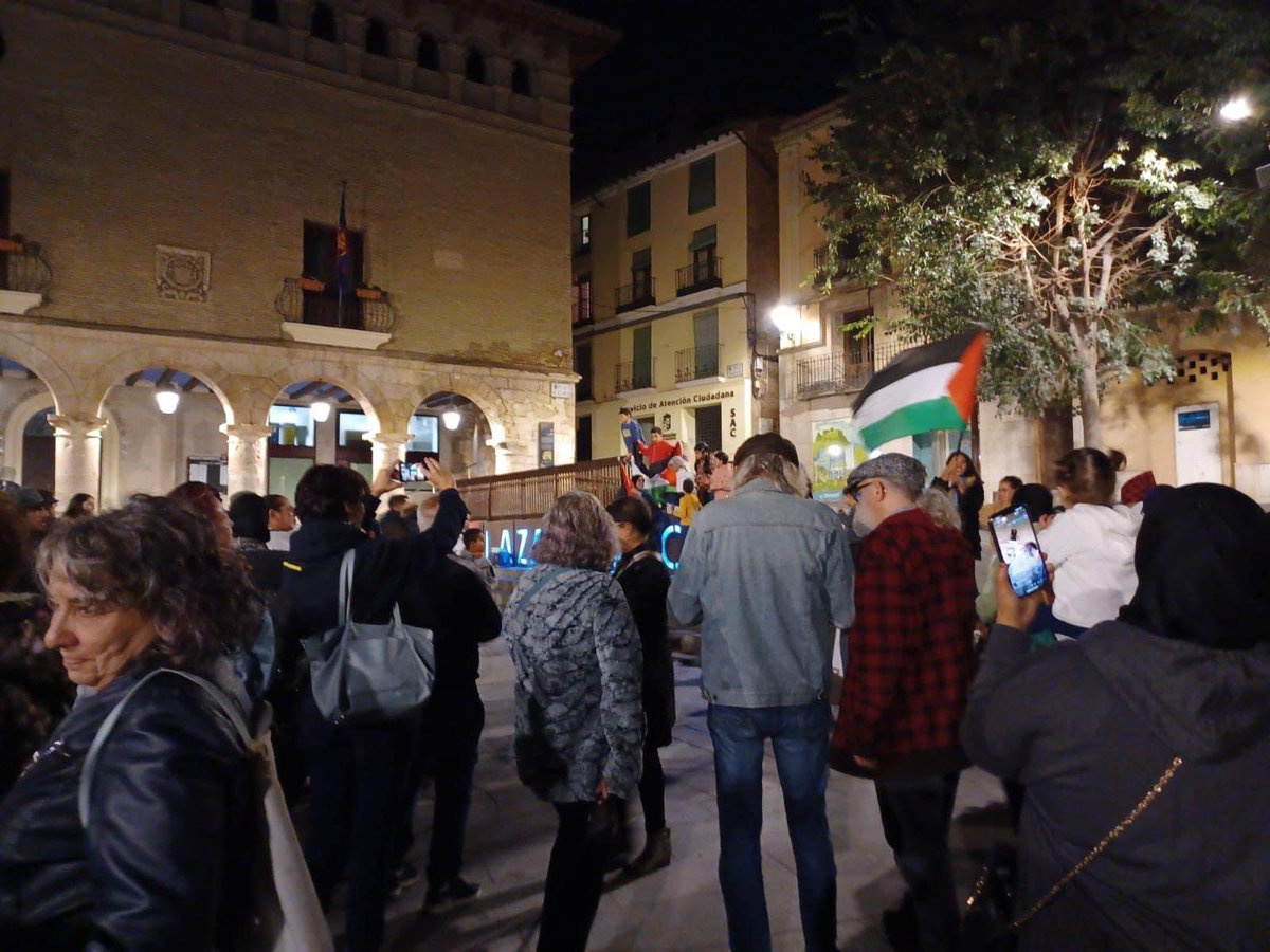 arainfonoticias's tweet photo. 🇵🇸 Este pasado viernes, decenas de personas se concentraron en la Plaza Mayor de Monzón en solidaridad con Palestina
👉“Alto a la masacre sionista”, “Reconocimiento inmediato del Estado Palestino”
#PalestinaUnderAttack #PalestinaResiste
📌Más info: https://t.co/ocRtEWitVf https://t.co/vVMooz3SJ2