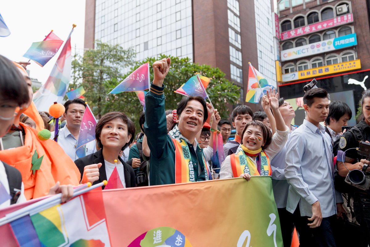 ChingteLai's tweet photo. Love knows no boundaries; LGBTQ+ rights are human rights. Today, we celebrate love, courage &amp; justice at the 21st #TaiwanPride parade. As the first Asian country to legalize same-sex marriage, we #StandWithDiversity &amp; remain committed to building a more inclusive society for all. https://t.co/m7cMIdQ7yd