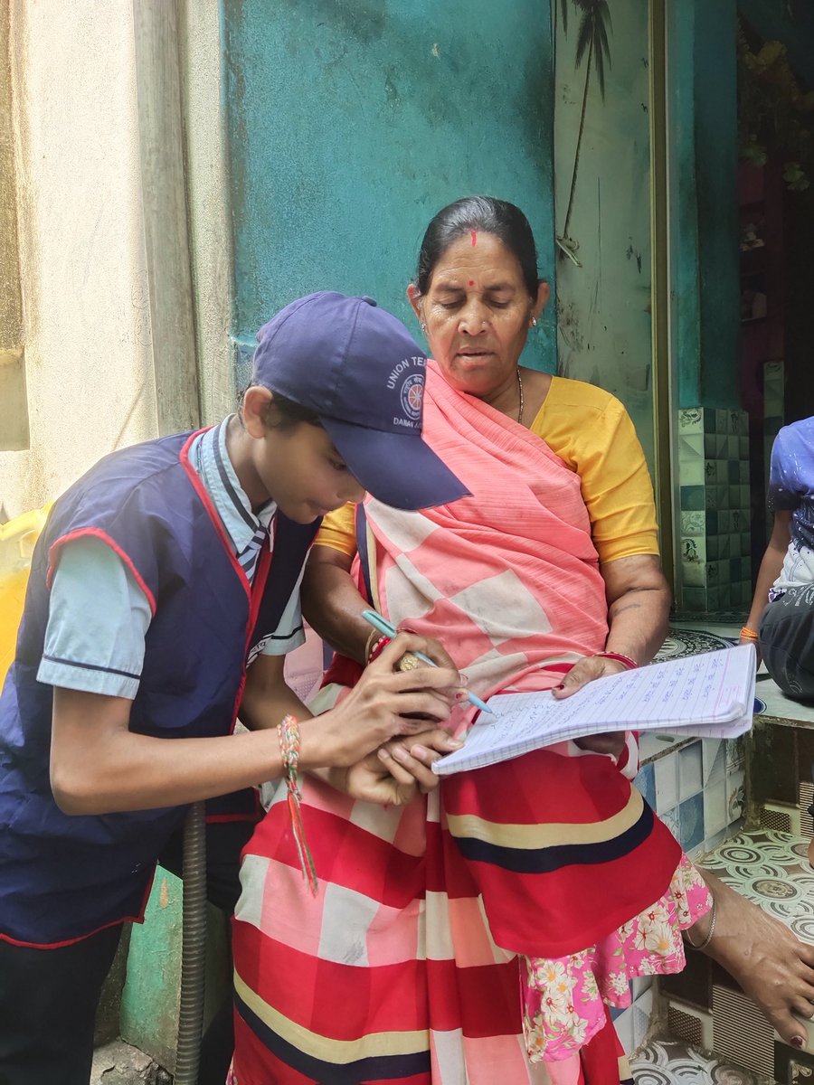 nssghssbvanakba's tweet photo. NSS unit GHSS (B) Vanakbara Diu #nss volunteer are helping in new India literacy programme.
#newindialiteracyprogramme
#padheindia
#nssvolunteers https://t.co/du8FHfMYXe