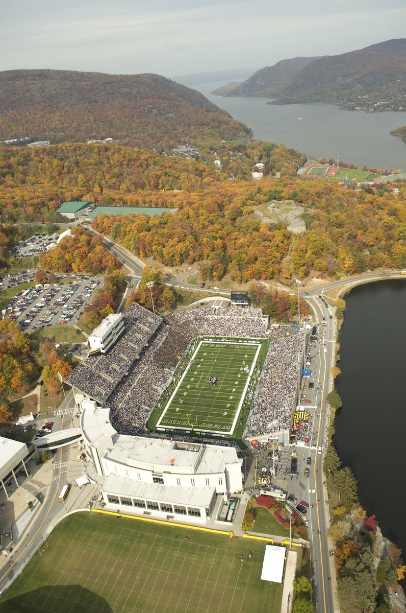 JoePompliano's tweet photo. There isn’t a better stadium in the country than West Point in the Fall 🔥 https://t.co/GQtplqTvRA