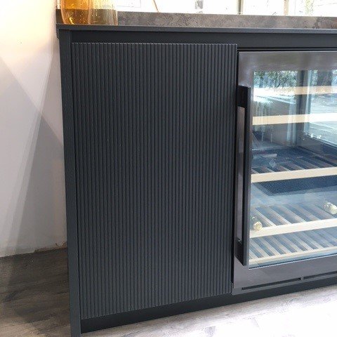 Funktional1's tweet photo. BLACK MAGIC 🖤🪄🎃✨ Autumn is upon us with fright night to follow. What deliciously, devilish drinks will you serve? 🍷🍸
Our black magic bar area:
Furniture = Hacker Systemat real wood veneered door with grooved front in Black Oak. AV6023 GL. #funktionalkitchens https://t.co/qJFQ1kFsUN