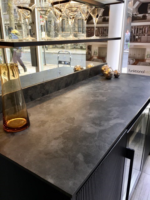 Funktional1's tweet photo. BLACK MAGIC 🖤🪄🎃✨ Autumn is upon us with fright night to follow. What deliciously, devilish drinks will you serve? 🍷🍸
Our black magic bar area:
Furniture = Hacker Systemat real wood veneered door with grooved front in Black Oak. AV6023 GL. #funktionalkitchens https://t.co/qJFQ1kFsUN