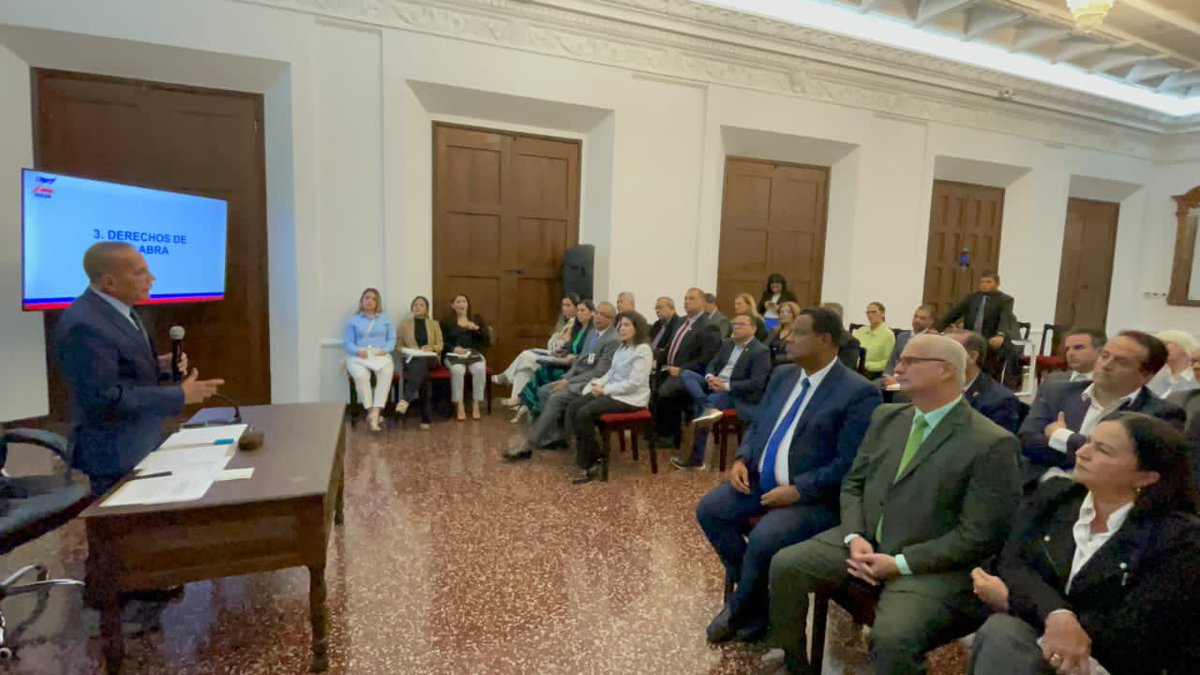 partidoUNT's tweet photo. Gobernador del estado #Zulia - @manuelrosalesg continúa impulsado Acuerdo Humanitario para solucionar crisis eléctrica en la región.

https://t.co/e1pyjYHCj1

#28Octubre https://t.co/nmgrTMer0M
