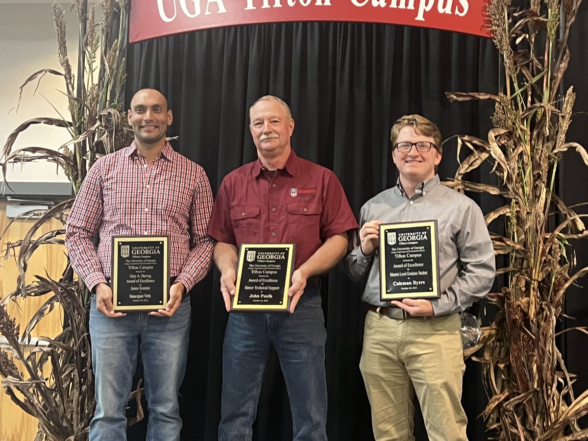 We had another great week of peanut and cotton harvest, talking about spray drones with growers in Jefferson County @UGAExtension, collecting peanut harvest loss data using @farmwave, attending GCPA meeting and getting some awards at @UGATifton Awards ceremony!! @CropSoilUGA