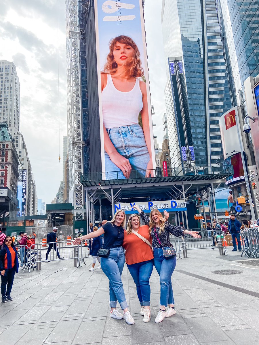 tipsyswiftie13's tweet photo. Met the sweetest Swiftie yesterday @angelikamontes🩵Thanks 4 capturing this iconic moment 4 us &amp; being the literal sweetest human. This is what being a Swiftie is all about🤍@taylornation13 @taylorswift13 #TaylorsVersion #taylornation #1989TaylorsVersion @swift_sal @MagsluvsTay13 https://t.co/j8Dsi5eBQM