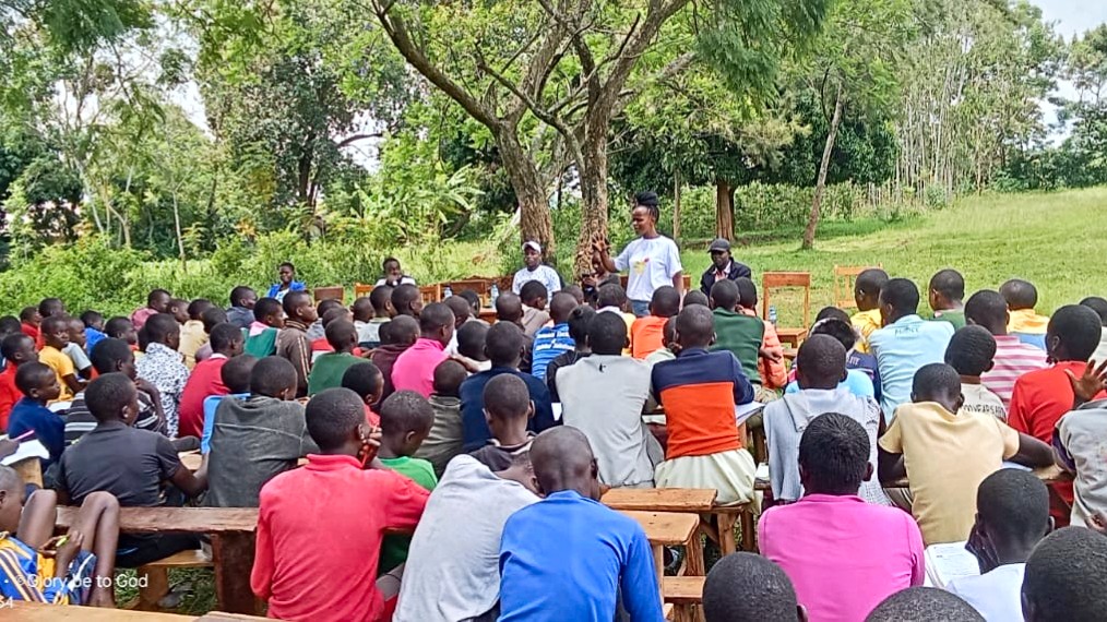 #PeriodPoverty 🌸 is real. And we can make more progress towards #equity in #Siaya.

One small step in the right direction at #Ulamba and #Kudho Primary Schools, Gem Sub-county.

Along side @MaishaYouth, #SICOCUSA mentored, donated sanitary towels and planted trees w' the girls