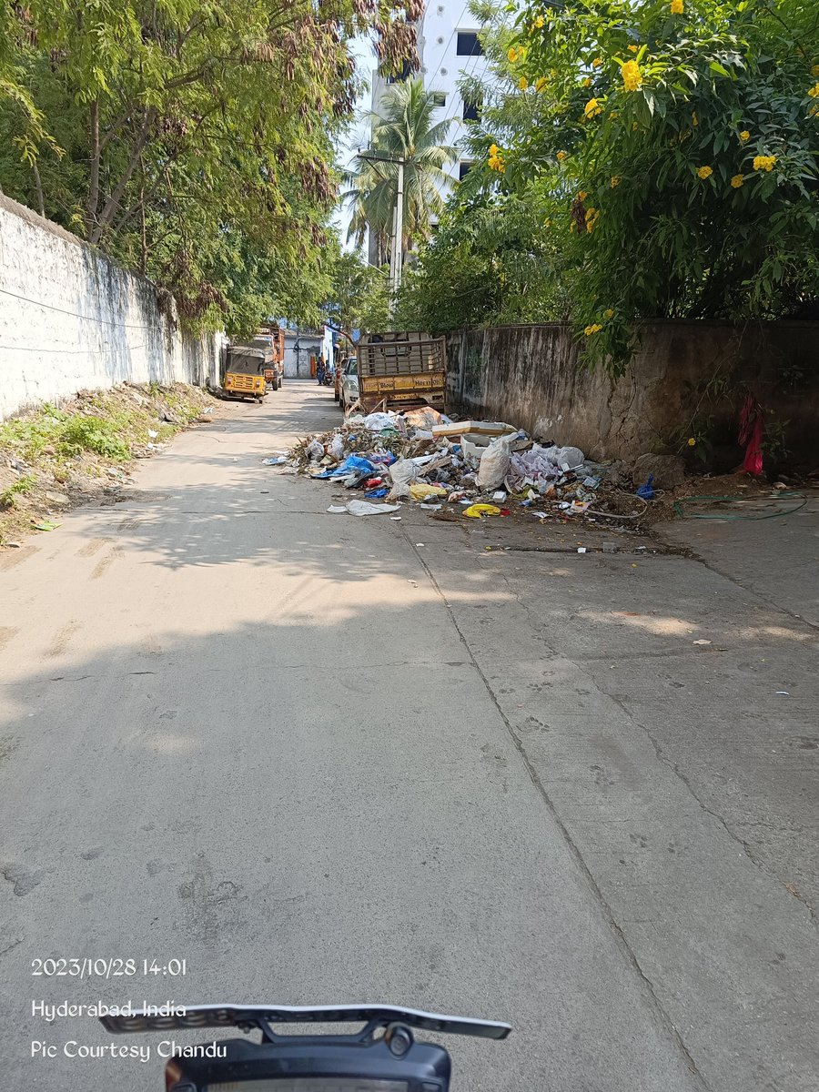 ucsekhar73's tweet photo. @GHMCOnline @KTRBRS @ZC_Secunderabad @CommissionrGHMC  can you please look into this at Padmaraonagar adjacent road to Khabrasthan....because of this people started urinating in this area and there is every chance of communicable diseases spreading. https://t.co/mj02pEaBpZ