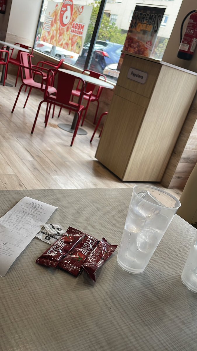 BadajozQuejas's tweet photo. Tener que traerte al @telepizza_es tus hielos, sal, y ketchup, porque ellos no tienen, ansiedad me da! Venden bebidas y no tienen hielos, patatas y no tienen sal, algo menos? #telepizza https://t.co/KM7RwTb1uA