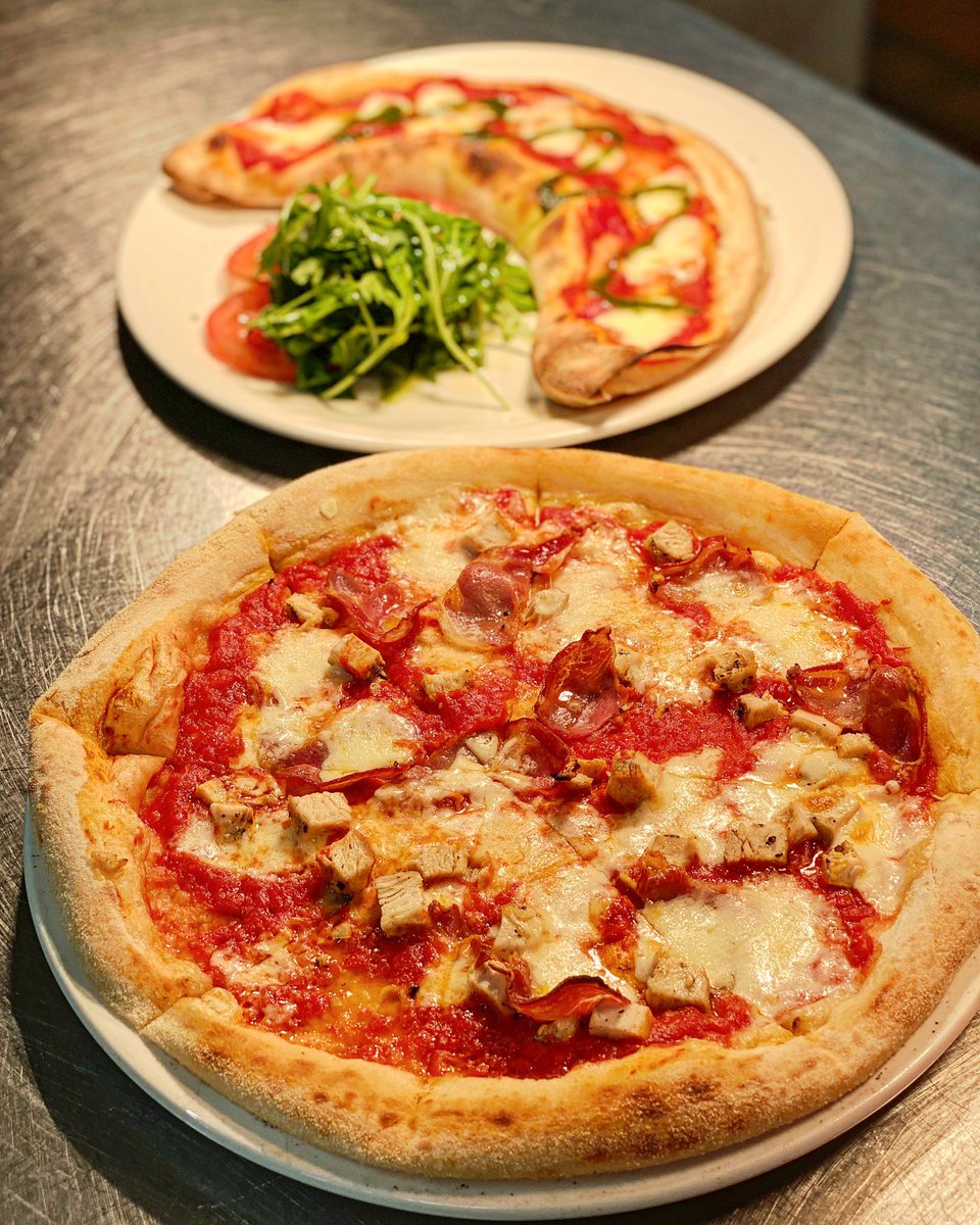 Our new Pollo e Capicola Pizza looking 👌🏻today #puffcrustpizza #handrolled #ovenbaked #freshlyprepared #saturday #diningin #takeaway #pizzalover #giacopazzisfishandchips #giacopazzisofeyemouth