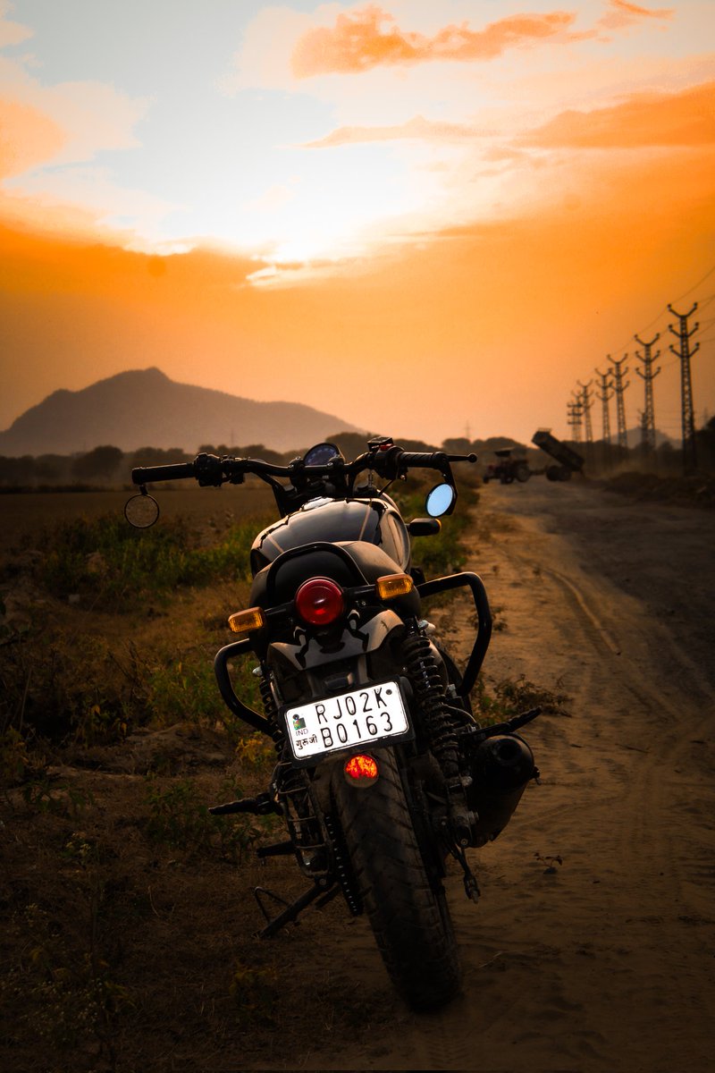 FILLED WITH EMOTIONS

@royalenfield 
#bulletmerijaan