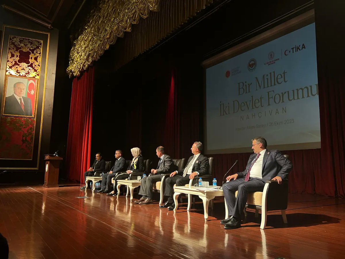 tadiv1997's tweet photo. ortak organizasyonuyla 26 Ekim'de Nahçıvan'da "Bir Millet, İki Devlet" forumu düzenlendi.
Açılış konuşmaları
İletişim Başkanı Fahrettin Altun
TADİV Başkanı Prof.Dr.Aygün Attar
Azerbaycan Milli Meclisi Başkan Muavini Adil Aliyev,
Milli Meclis Komisyon Başkanı Hicran Hüseyinova https://t.co/2JLDVRwR41