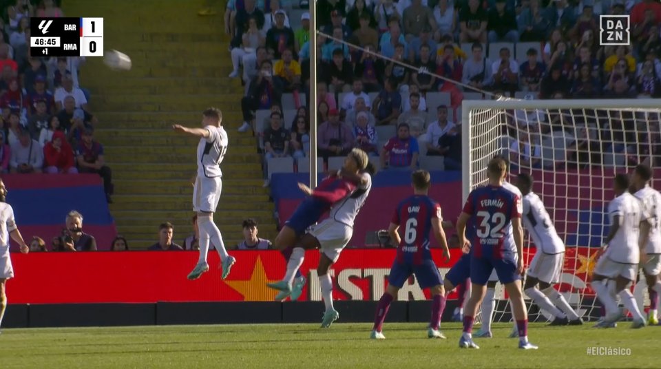 📺💥 El VAR y su grave problema con los agarrones en El Clásico.

👉🏻 Tchouaméni agarra por el cuello a Araujo de forma continua impidiendo que el central pueda disputar el balón.

❌ ES PENALTI.

▪️ El VAR, una vez más, se sigue lavando las manos con los agarrones.