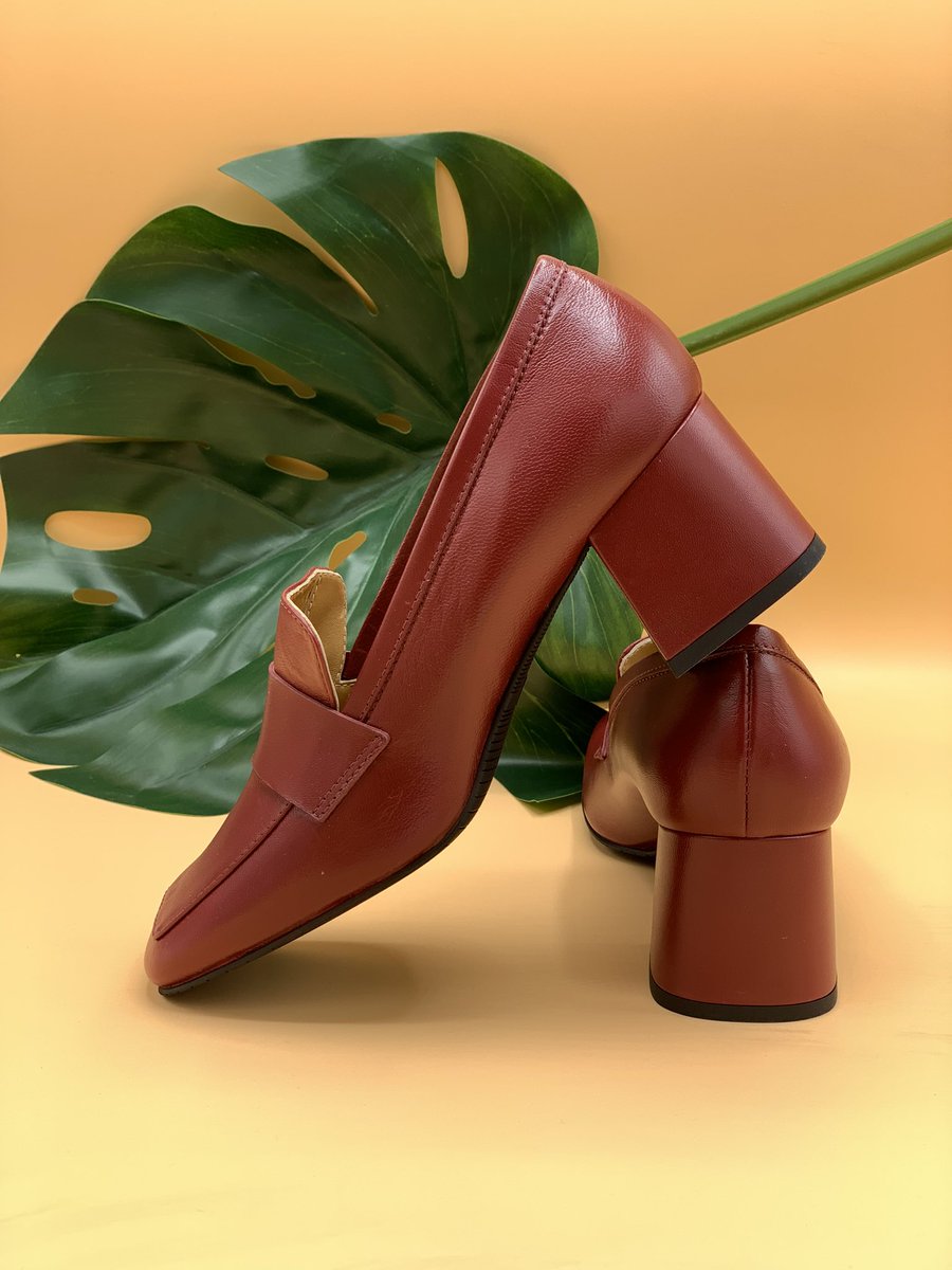 I ❤️ RETRO 🌹
Leuke pumps 👠 van Moda di Fausto met perfecte hak 👌🏼
Kan je dragen met nylon onder kleedjes/rokjes 👗 of onder een leuke broek 👖 
#louiseschoenen #elegantievanformaat #grotematendamesschoenen #tallstyle #largeschoes #plussizeshoes #tallfashion #longfeetdontcare