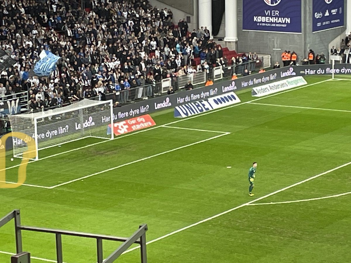 TroelsBagerT's tweet photo. Filip Djukic har et godt ry for såvel evnerne som målmand som at eje både humor og selvironi. Han svigter heller ikke i dag. #rulle #fckhif https://t.co/M4PHILXiYb