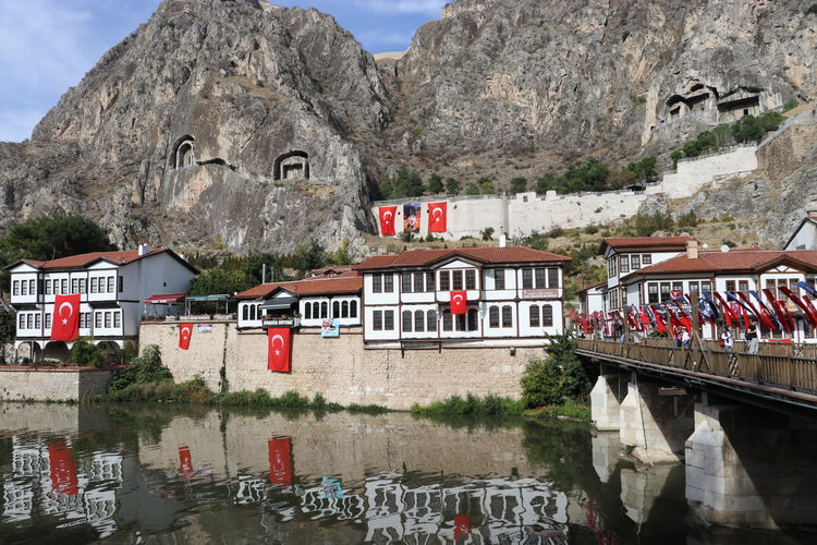 Cumhuriyet'in doğum belgesi "Amasya Genelgesi'nin" yayımlandığı kent olan Amasya, Türk ve Atatürk bayraklarıyla süslendi.