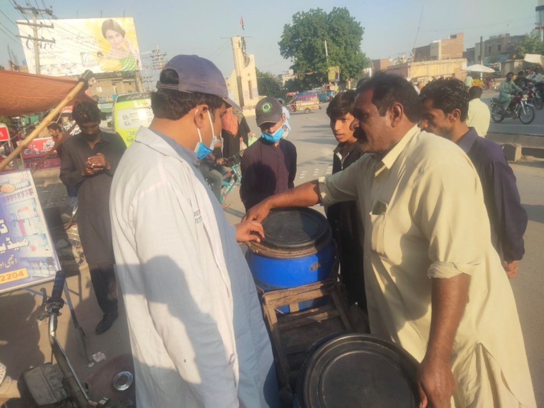 PFAOkara's tweet photo. مضر صحت اور زائدالمیعاد اشیاء خوردونوش فروخت کرنے والے پنجاب فوڈ اتھارٹی کے شکنجے میں..

پنجاب فوڈ اتھارٹی اوکاڑہ ٹیم نے حفظانِ صحت کے اصولوں کی خلاف وَرزی کرنے و زائد المیعاد اشیاء کی برآمدگی پر 7 فوڈ پوائنٹس کو 27500 روپے جرمانہ عائد. https://t.co/EqxEF2k1gi