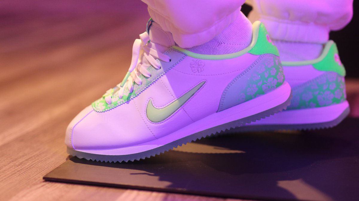 Heskicks's tweet photo. Here is a look at Sydney's Nike Cortez DB on feet! Simple &amp; clean design w many hidden elements!
@Jumpman23
@OHSUDoernbecher
#DBFreestyle https://t.co/nWY7Ml3qvL