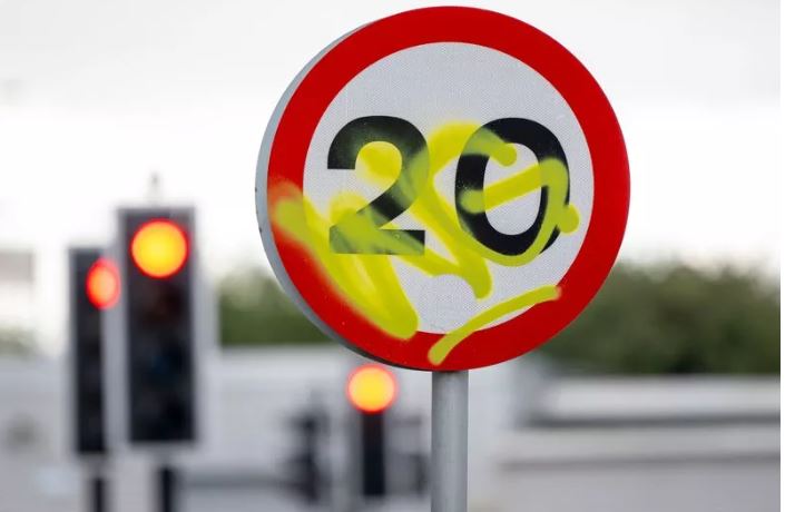WalesOnline's tweet image. Englishman says he'll 'stop coming' to Wales on holiday because 20mph limit is 'too risky'
tinyurl.com/5n8fyk5y