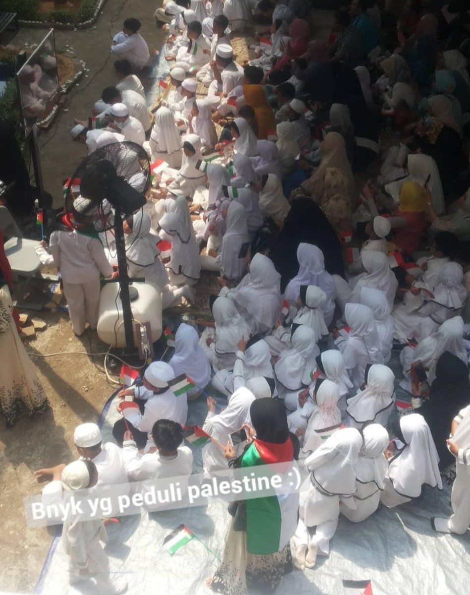 myovender's tweet photo. #CeasefireNOW #CeaseFireInGaza

  I've been educated about the situation in Palestine since I was young, and these are old pics I took in 2018, when we collect donations, prayed together for Palestine and spread awareness to children. https://t.co/b4vVZPQFTH