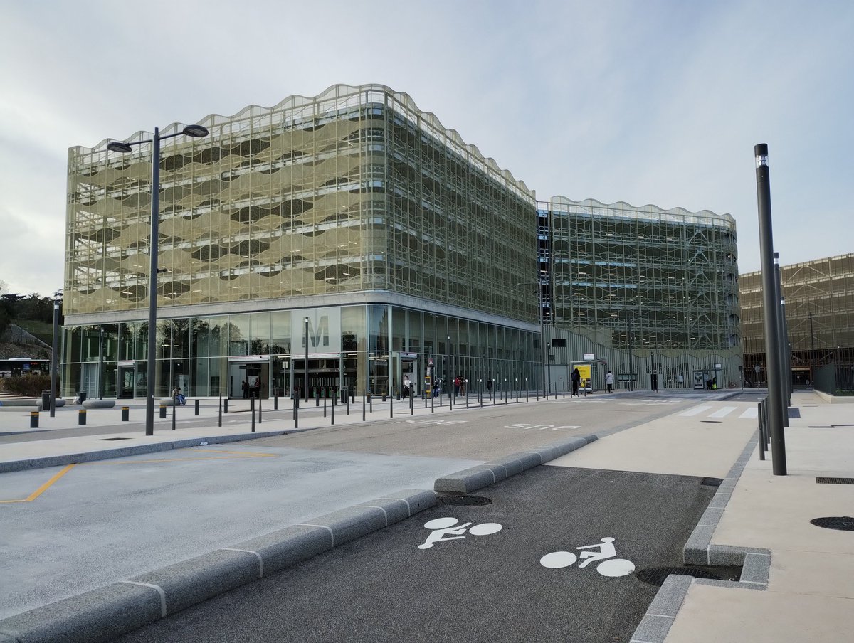 florian_bonet's tweet image. À la découverte du @ProlongMetroB du @SYTRALmobilites. Belle réussite. Hâte de voir les promesses tenues concernant les réaménagements en surface qui vont enfin permettre de redonner de la place aux piétons, cyclistes, bus grâce au #reportmodal désormais permis par cet ouvrage