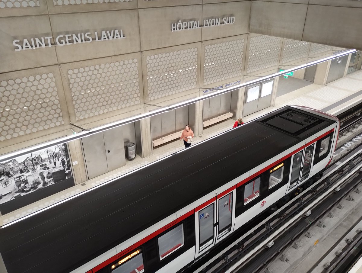 florian_bonet's tweet image. À la découverte du @ProlongMetroB du @SYTRALmobilites. Belle réussite. Hâte de voir les promesses tenues concernant les réaménagements en surface qui vont enfin permettre de redonner de la place aux piétons, cyclistes, bus grâce au #reportmodal désormais permis par cet ouvrage