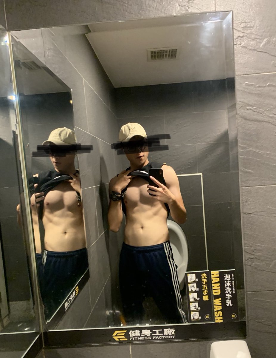 rough_rex_'s tweet image. 遊行過後該去誰家玩😈