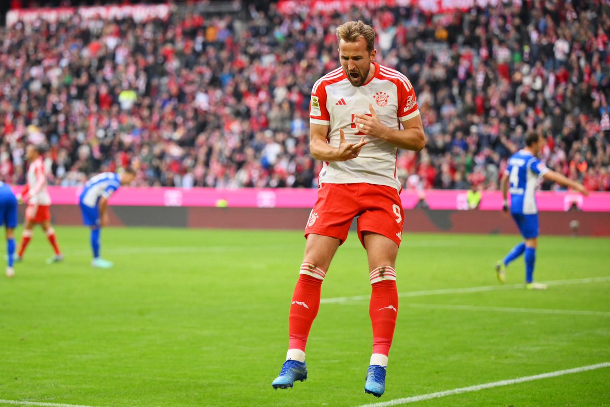 FCBayern_French's tweet photo. 𝐇𝐚𝐫𝐫𝐲 𝐊𝐚𝐧𝐞 cette saison avec le Bayern c’est :

🎽 13 matchs 
⚽️ 14 buts 
🎯 7 passes décisives 

🎖️ 12 buts sur ses 9 premiers matchs de Bundesliga. Un record historique. 

𝙇𝙚 𝙣𝙤𝙪𝙫𝙚𝙖𝙪 𝙧𝙤𝙞 𝙙𝙚 𝘽𝙖𝙫𝙞è𝙧𝙚. 👑 https://t.co/6bGEv0tE8N