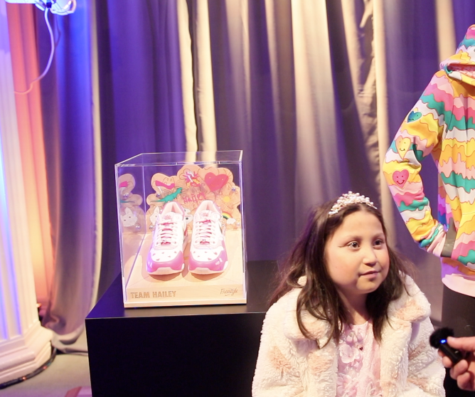 Heskicks's tweet photo. Here is a look at Hailey's Nike Air Max 1 ’86 DB on feet! She was the sweetest! Hand Drawn hearts, glitter on air unit, amazing details here!
@Jumpman23
@OHSUDoernbecher
#DBFreestyle https://t.co/KAsZ6Y2hZK