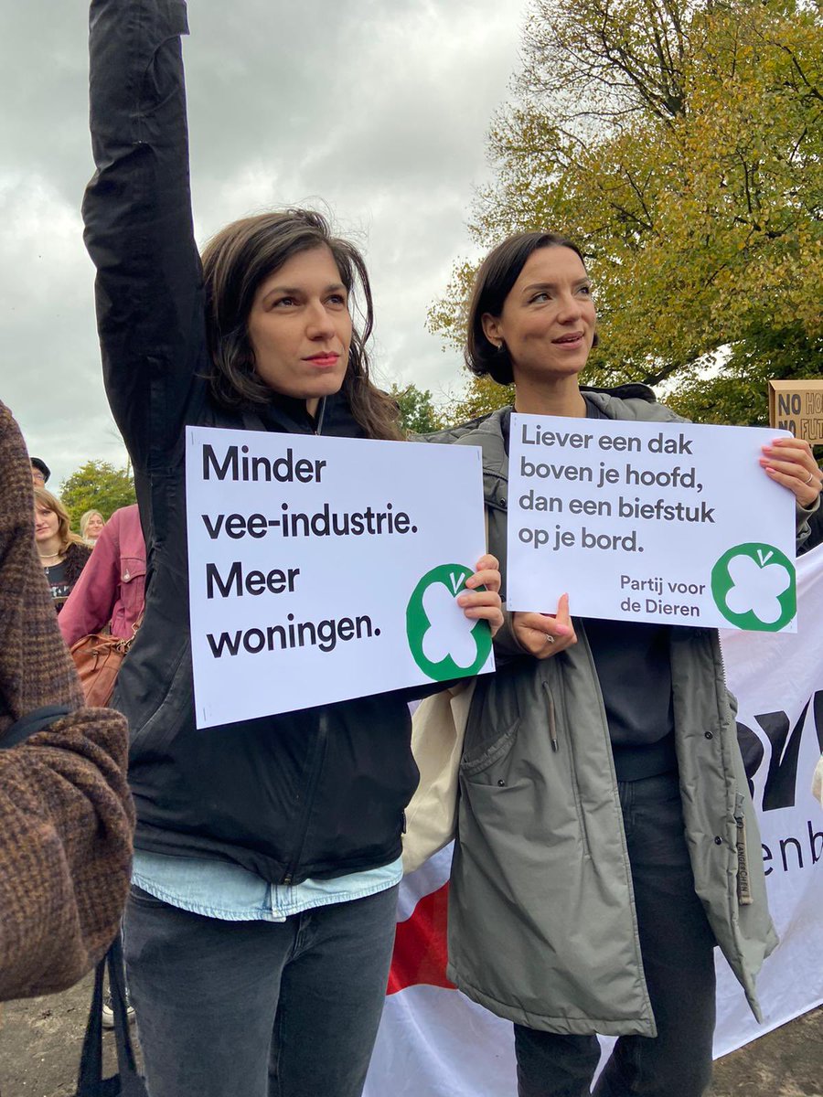 PartijvdDieren's tweet photo. 🪧 Liever een dak boven je hoofd dan een biefstuk op je bord
 
Meer dan de helft van Nederland wordt in beslag wordt genomen door de vee-industrie. Op die plekken moet natuur komen en kunnen we natuurinclusief huizen bouwen 🏡

Minder vee-industrie. Meer woningen. 

#woonprotest https://t.co/fQBPupZDCy