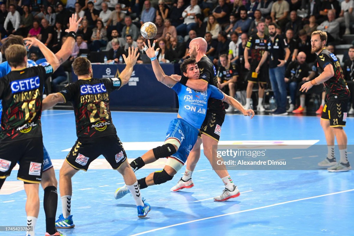 4 jugadores de la selección (también 3 Brasileños) acaban de empezar sus respectivos partidos de sus ligas en España y Francia. En menos de 48hs tienen que empezar a jugar el torneo más importante de selecciones en Chile. Sin Bussines, sin descansar, con jetlag, SIN LÓGICA!