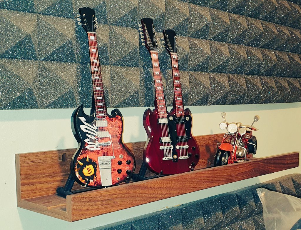 arkspeaker's tweet photo. Piccolo scorcio degli studi @rockandwowradio 

Musica, viaggio, rock'roll !

#chitarra #moto #studio #rockandwow 

https://t.co/lcWk5GcT5U https://t.co/ZDfHRgmEed