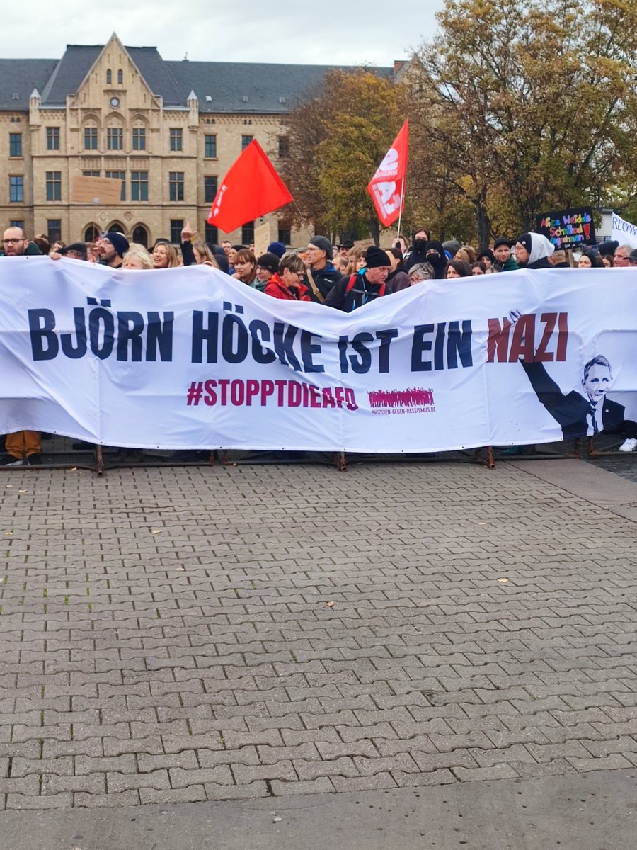 2️⃣ Während die AfD bei erwarteten 3.000 Personen laut Polizei heute auf lediglich knapp über 1.000 Teilnehmende kam, folgten dem Aufruf zu den Gegenprotesten über 4.000 Personen. #ef2810