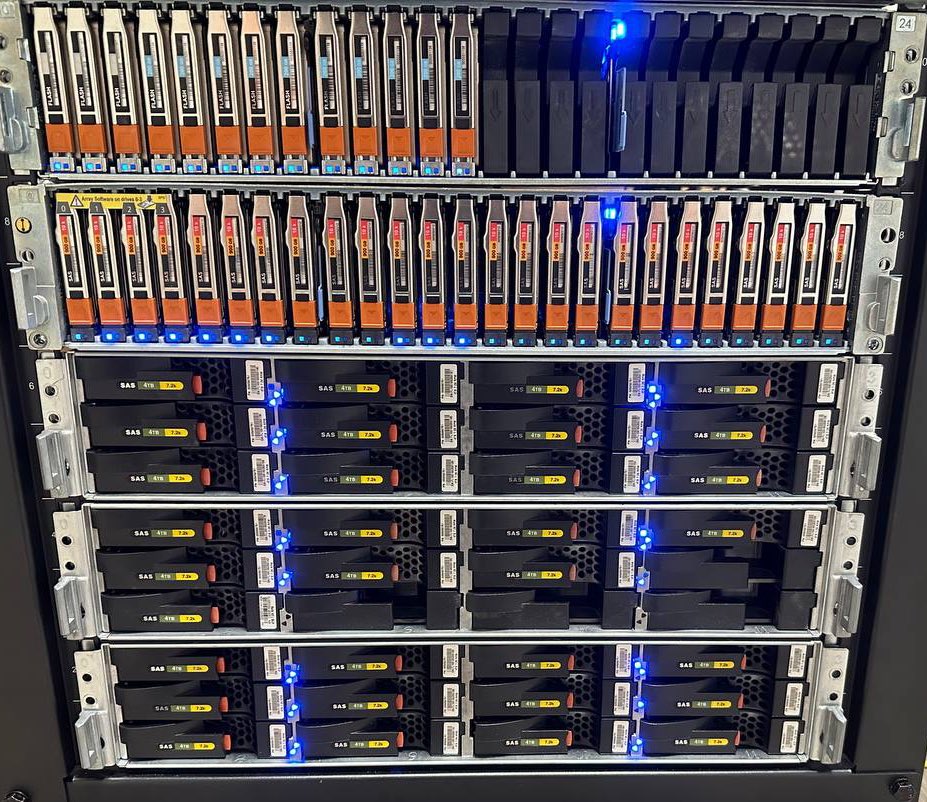 hexicans's tweet image. Un an de travail avec @VirtuoHost à Tours, avec le premier rack complètement rempli ! 🚀

Ajout d’un second rack à Tours d’ici le début du mois prochain 🤩

Pour 2024, quelques upgrades réseau à prévoir 😇 !

On va également ajouter une baie de stockage pour effectuer de la…