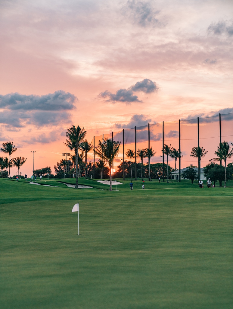 🌄 Sunrise or sunset golf? Tell us your favorite time to tee off at The Park West Palm! #GolfViews