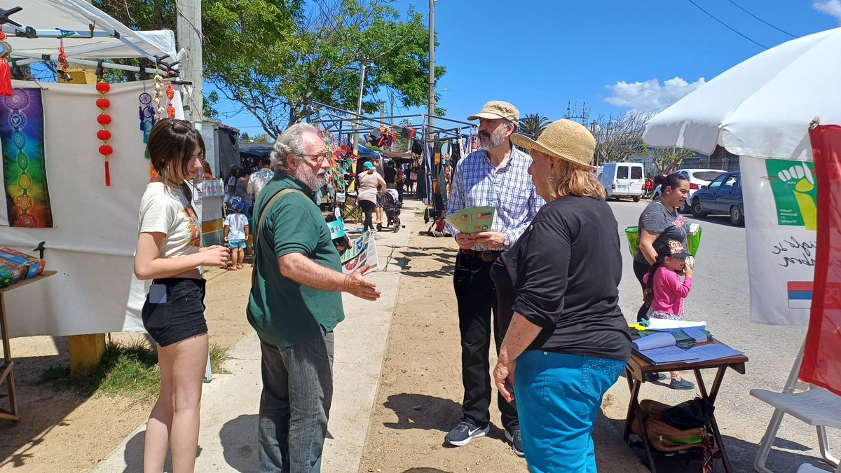 Por un sistema previsional, justo, solidario.

Juntando firmas en la mañana de hoy en la feria de Parque del Plata.