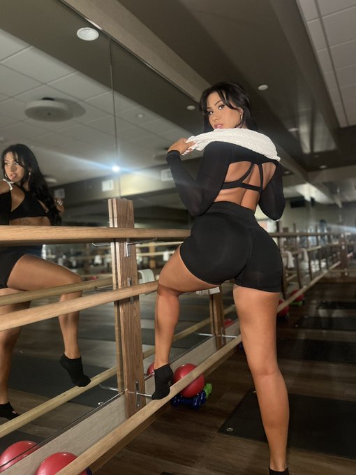 I&rsquo;m your gym babe for Halloween 😈 https://t.co/vUrOioGlP4