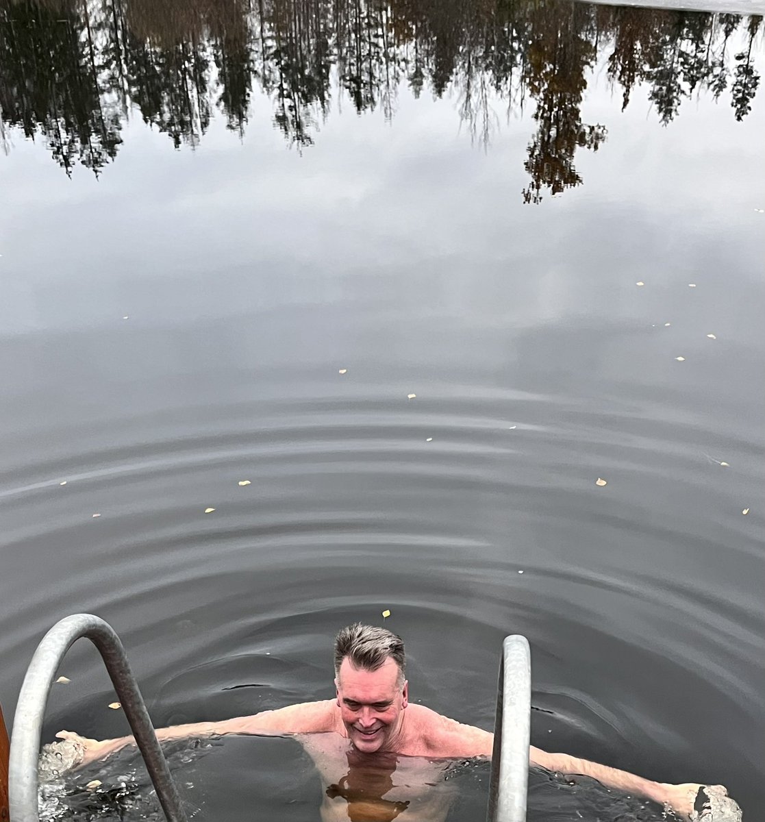 JyriJuusti's tweet photo. Olutsillan Saunaklubi savusaunoi Viljandissa Kopra Talun saunoissa. Oltiin ihan rauhassa. #sauna #Viro #Olutsilta #Saunaklubi https://t.co/nFTjg51tLa