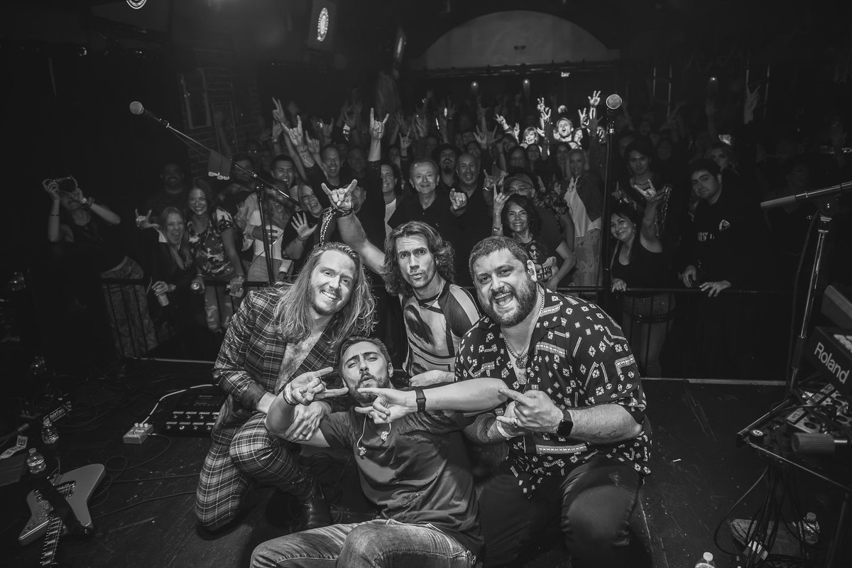 theeffectband's tweet photo. 2 days after we released our debut single, we played our debut show at #KnittingFactory in #Noho and this beautiful crowd packed the room. We had a BLAST playing for you all! Thank you @adamkentphotos for the epic crowd shot!! https://t.co/rDEX7hKmQ6
