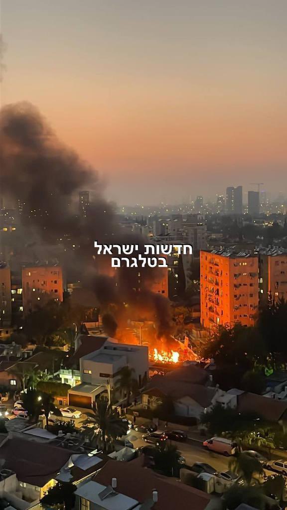 SarahFantl's tweet photo. Direkter Einschlag in Kiryat ono (central Israel). Von Waffenruhe faseln, nie die Hamas in die Verantwortung nehmen, ausschließlich nach Gaza schauen - ist eine widerliche Doppelmoral, die zeigt, was jüdisches Leben in dieser Welt wert ist. #israel https://t.co/TIQSKUIJz6