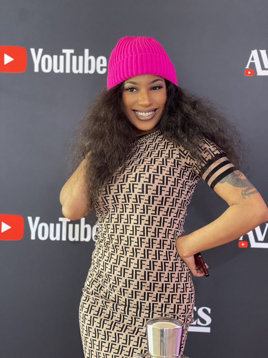 HEYMISSKAM's tweet photo. #YoutubeAvenues https://t.co/3J6rQDtmm3
