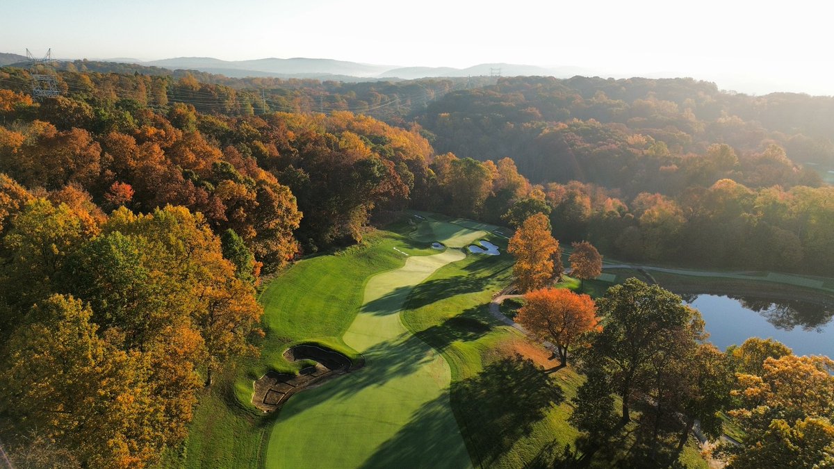 aminniti147's tweet photo. Fall Colors and some progress photos as the grass begins to shut down for the season. Covering most greens tomorrow for continued movement at temps get colder. #golfcoursephotography #fall #turflife https://t.co/pZAVcWjoM2
