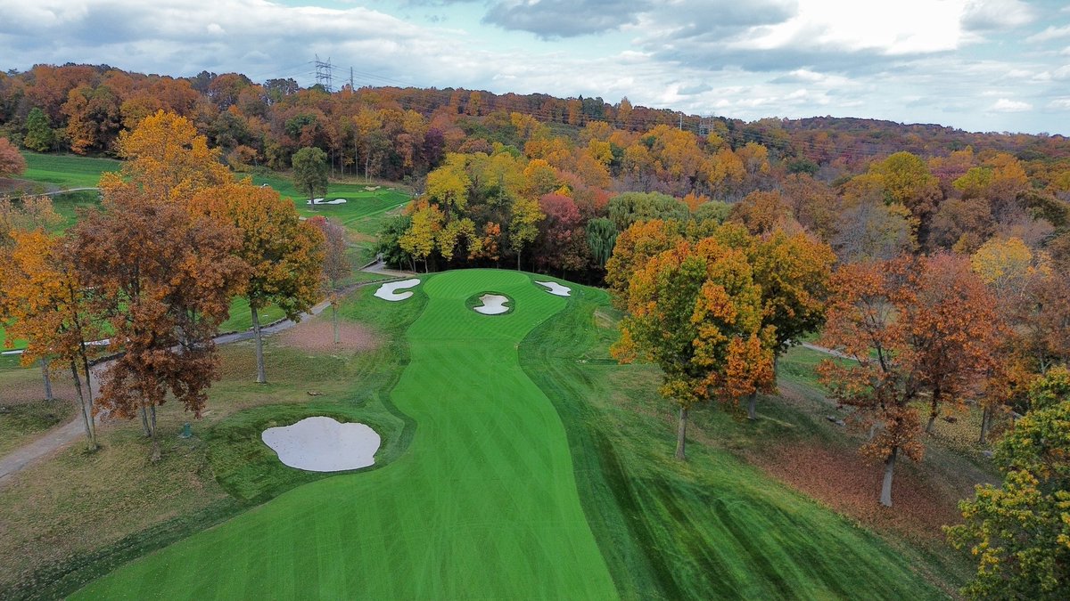 aminniti147's tweet photo. Fall Colors and some progress photos as the grass begins to shut down for the season. Covering most greens tomorrow for continued movement at temps get colder. #golfcoursephotography #fall #turflife https://t.co/pZAVcWjoM2
