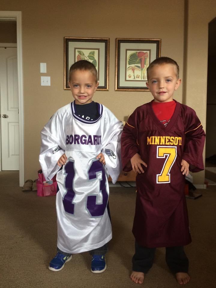 kta1927's tweet photo. Got the afternoon off, so headed to @UWWAthletics for Homecoming🏈!  Brought the twins with me!  Always been a fans of the Warhawks!
Go Hawks!
⚫️🟣🦅
#udubdub https://t.co/cXluTpOeut