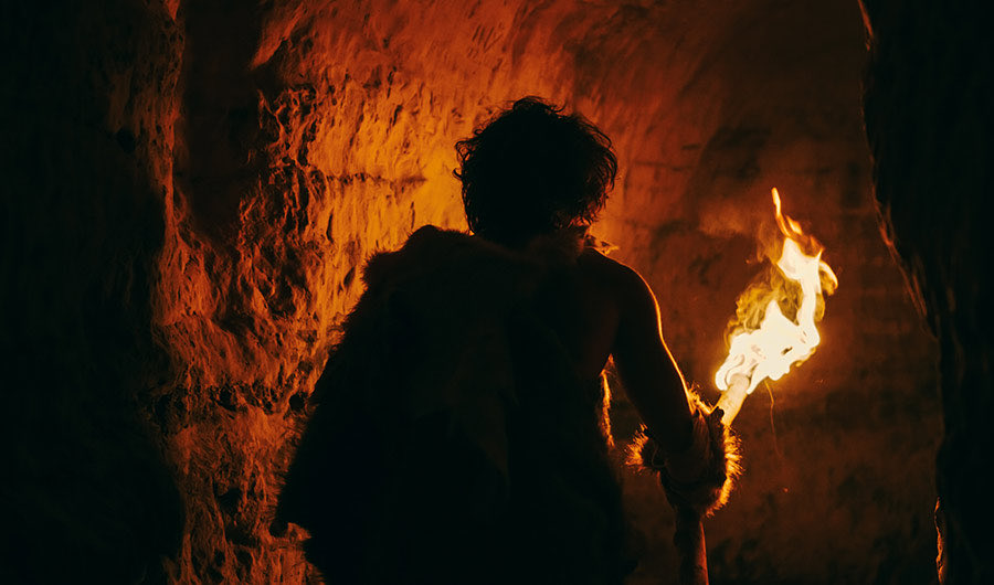 ouvrees's tweet photo. DARKNESS, you are lost in a cave, you’ve run out of food and water, also your only light source a candle, is melting and burning your hand.

DO YOU

Throw the meeting candle, and give up

OR 

Reposition your hand, feel pain, and keep going

VOTE BELOW https://t.co/wNGx8Cwy9b