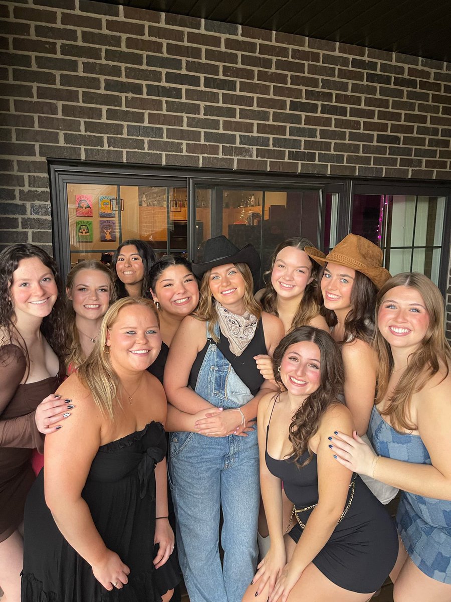 ℙ𝕚𝕟𝕜 𝔹𝕒𝕣𝕟 𝔻𝕒𝕟𝕔𝕖 💓🎀
What an amazing event last night. Banced the night away in pink! Shoutout to Mollie Shimmel for planning such a fun night!