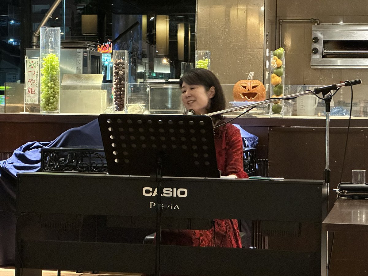 pidapu's tweet photo. 残り少なくなってきたLIVEPATIO🎵✨
斎藤栞さんの弾き語りと美味しいケーキに癒されました🎵✨
#LIVEPATIO
#ホテルキャッスル山形
#斎藤栞
#美味しいもの食べよう https://t.co/lfyqqYZ2SO