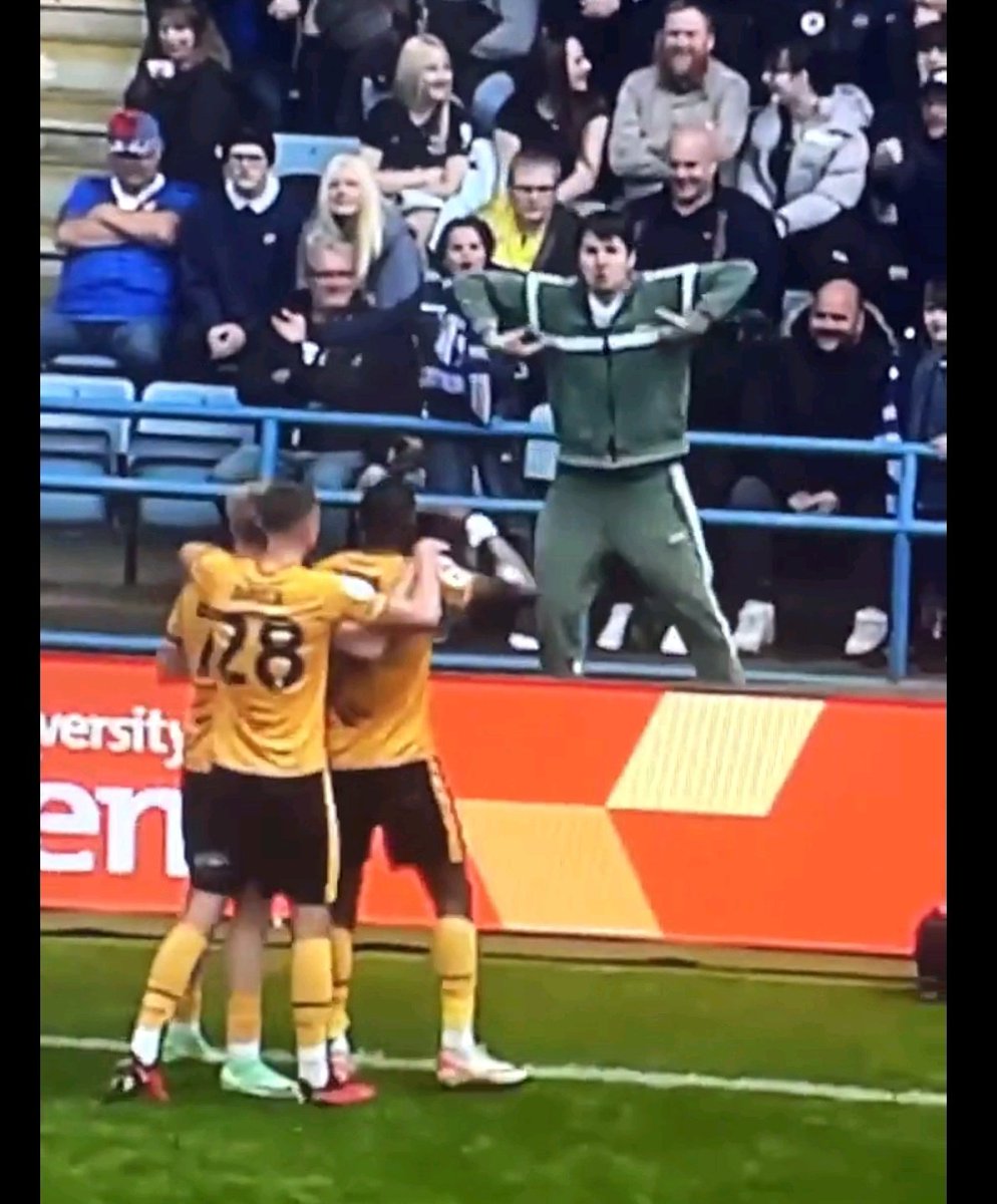 SartorialThug's tweet photo. As if the vile racism isn't bad enough, this mess thought it would be acceptable to wear a tracksuit in public while not participating in a sport. https://t.co/sVdY9AAPlZ