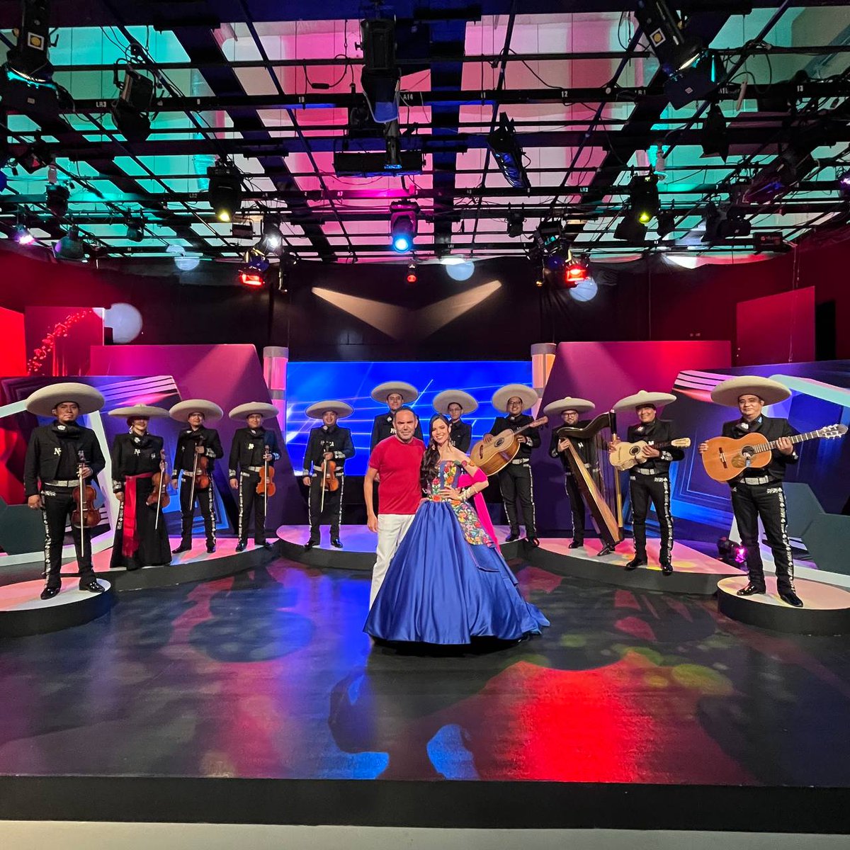 EnLaCimaConRoa's tweet photo. Estamos previos a iniciar #EnLaCimaConRoa con @gaboroa y nuestra invitada @SilviaZepedaMx, quien nos cantará acompañada por el Mariachi Los Gavilanes de José Alfredo Jiménez. 🎤🎶 ¡Te esperamos! 😃🌟

Domingo, 9:00 PM. Canal 34.1 de #MexiquenseTV.
#ConéctateConMexiquense. https://t.co/HOyzxFOd10