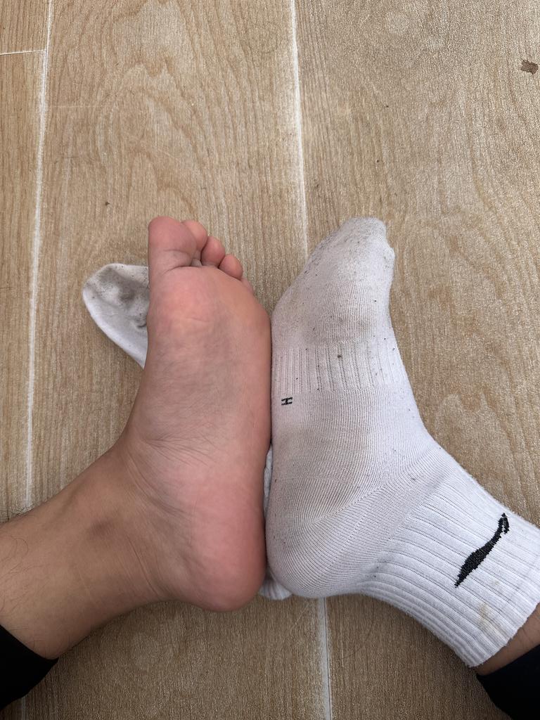 畜生傻逼们来舔脚泥了，操你妈的，赶紧关注你爹成为你爹的忠实贱逼婊子不然卖到妓院当母狗给你爹挣钱